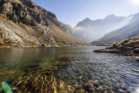 Le lac d'Estom dans la brume, au fond de la vallée de Lutour