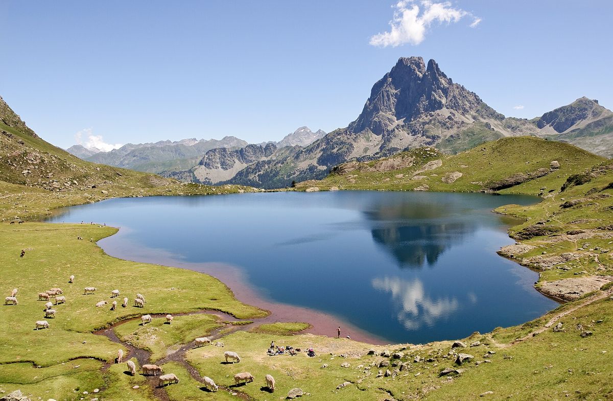 Le lac Gentau avec le pic du Midi d'Ossau qui se reflète dans l'eau