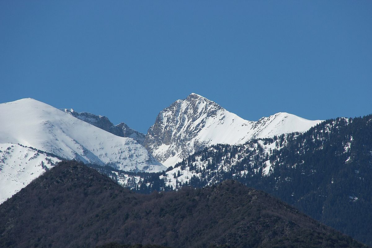 Le pic du Canigou enneigé au-dessus des collines