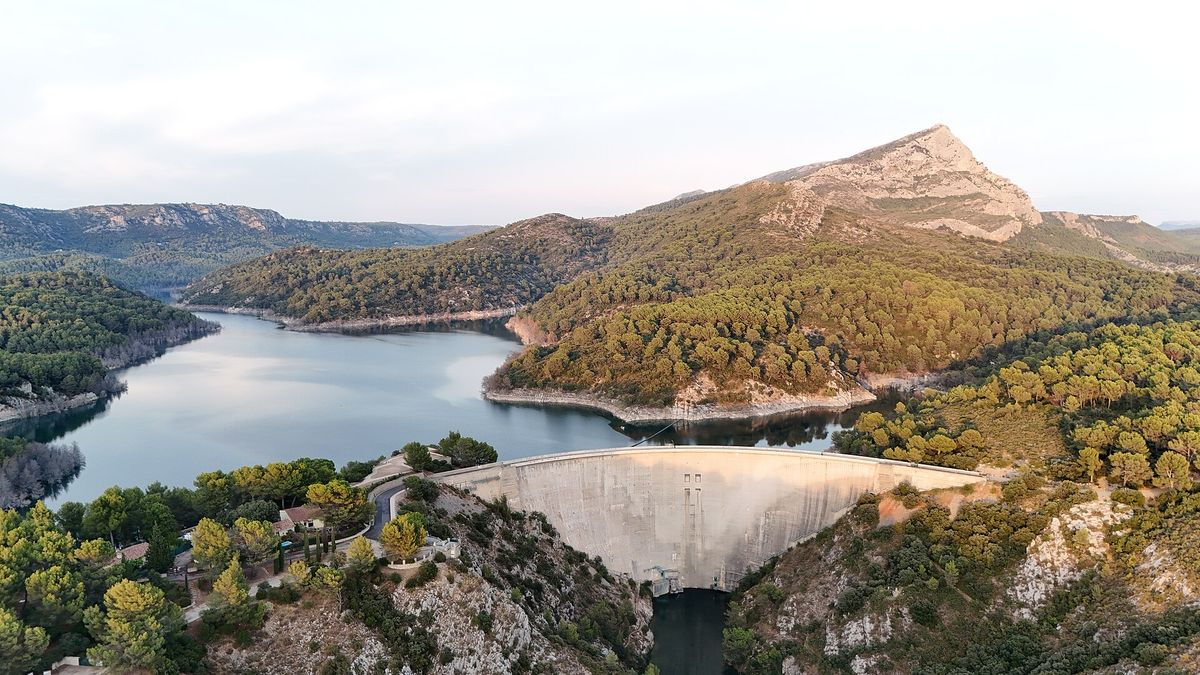 Le barrage de Bimont et son lac avec Sainte-Victoire au fond