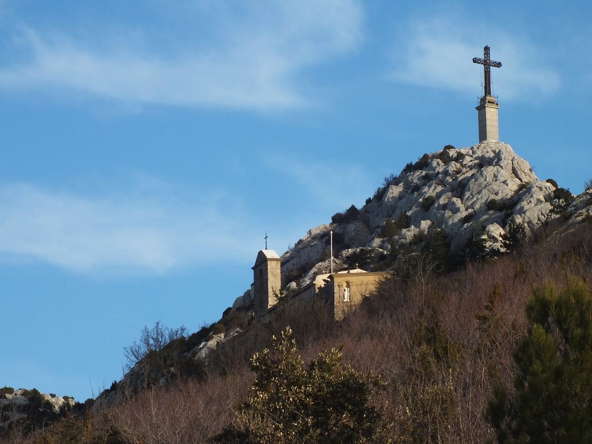 Le prieuré de Sainte-Victoire et la Croix de Provence sur la crête