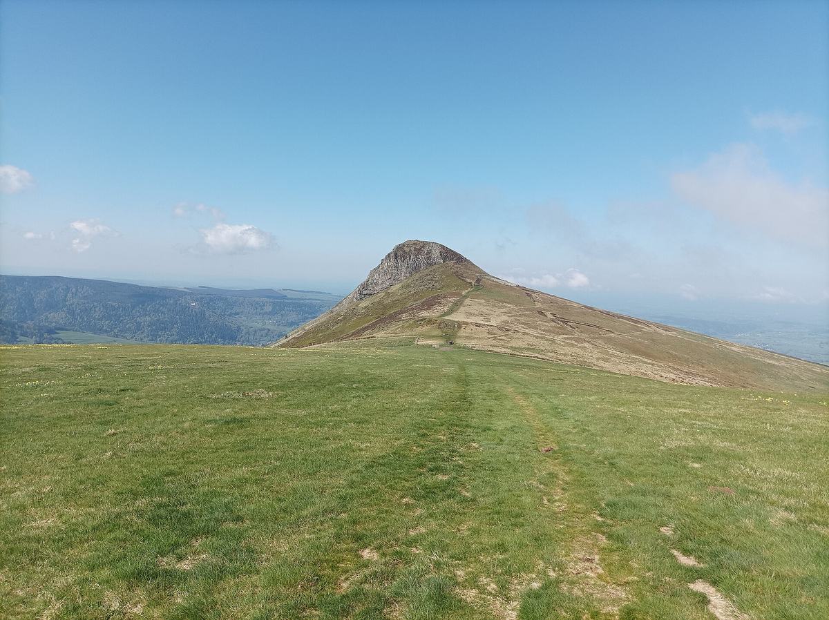 La Banne d'Ordanche et son sentier sur la crête herbeuse