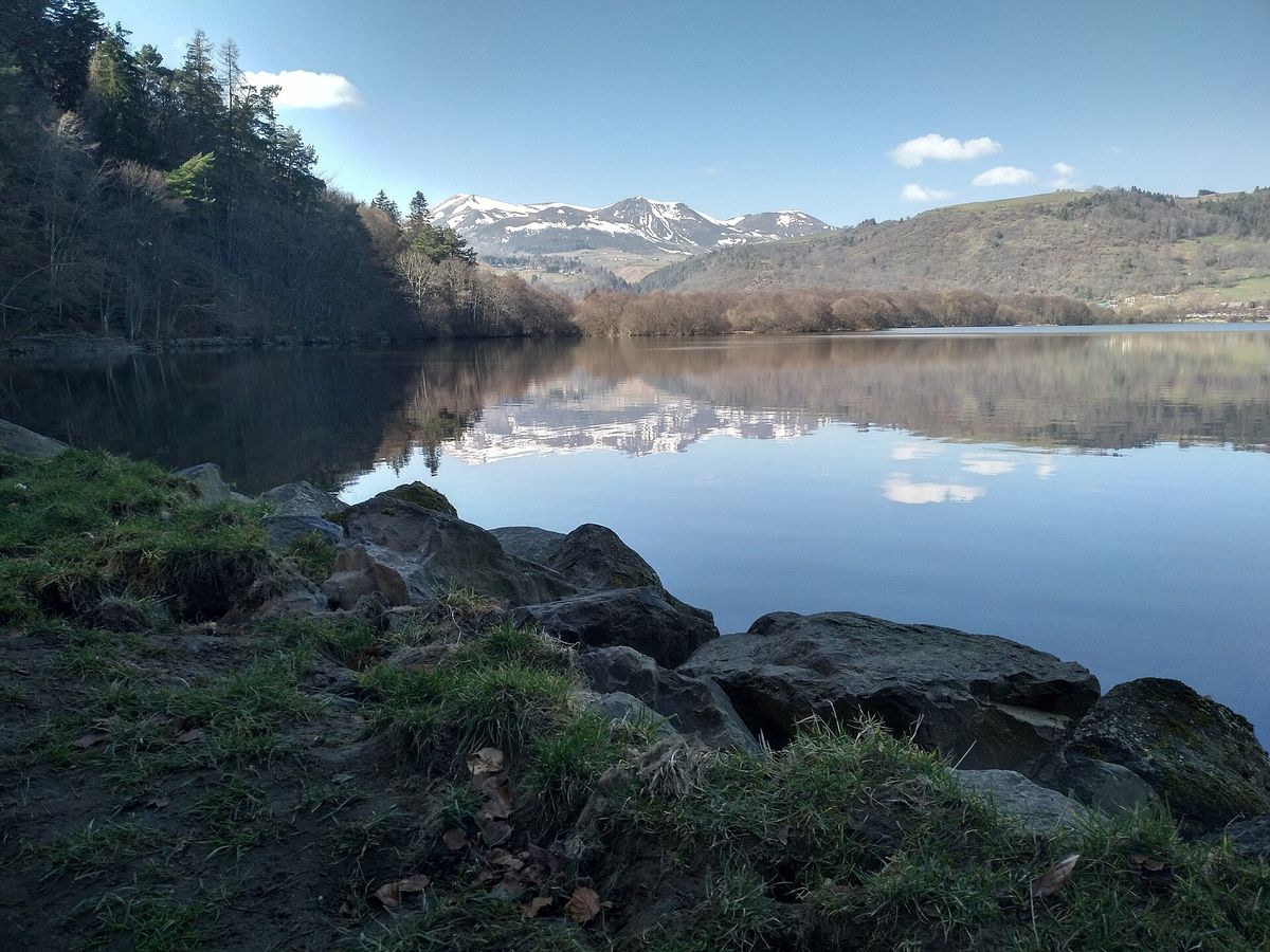 Le lac Chambon et son reflet avec les sommets enneigés au fond