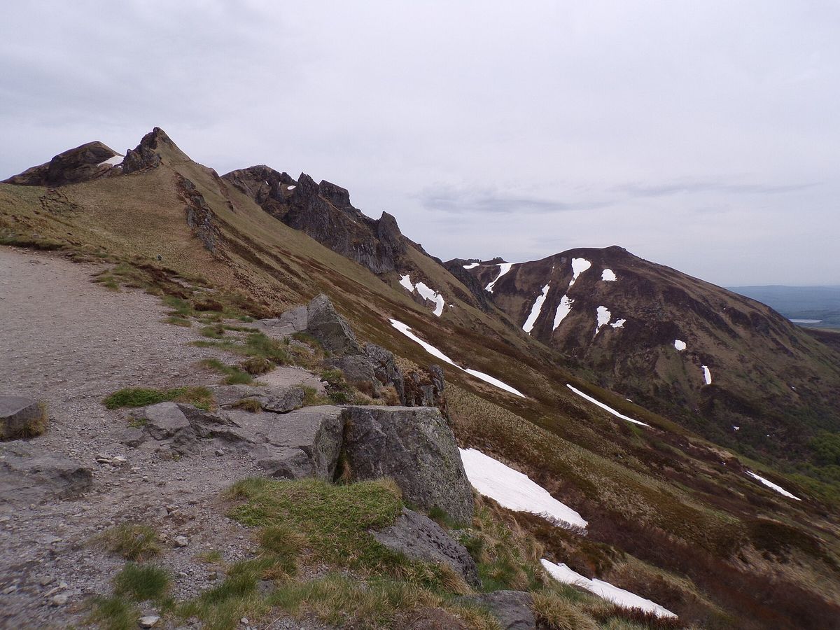 La crête entre le puy Redon et le puy de Sancy avec des névés