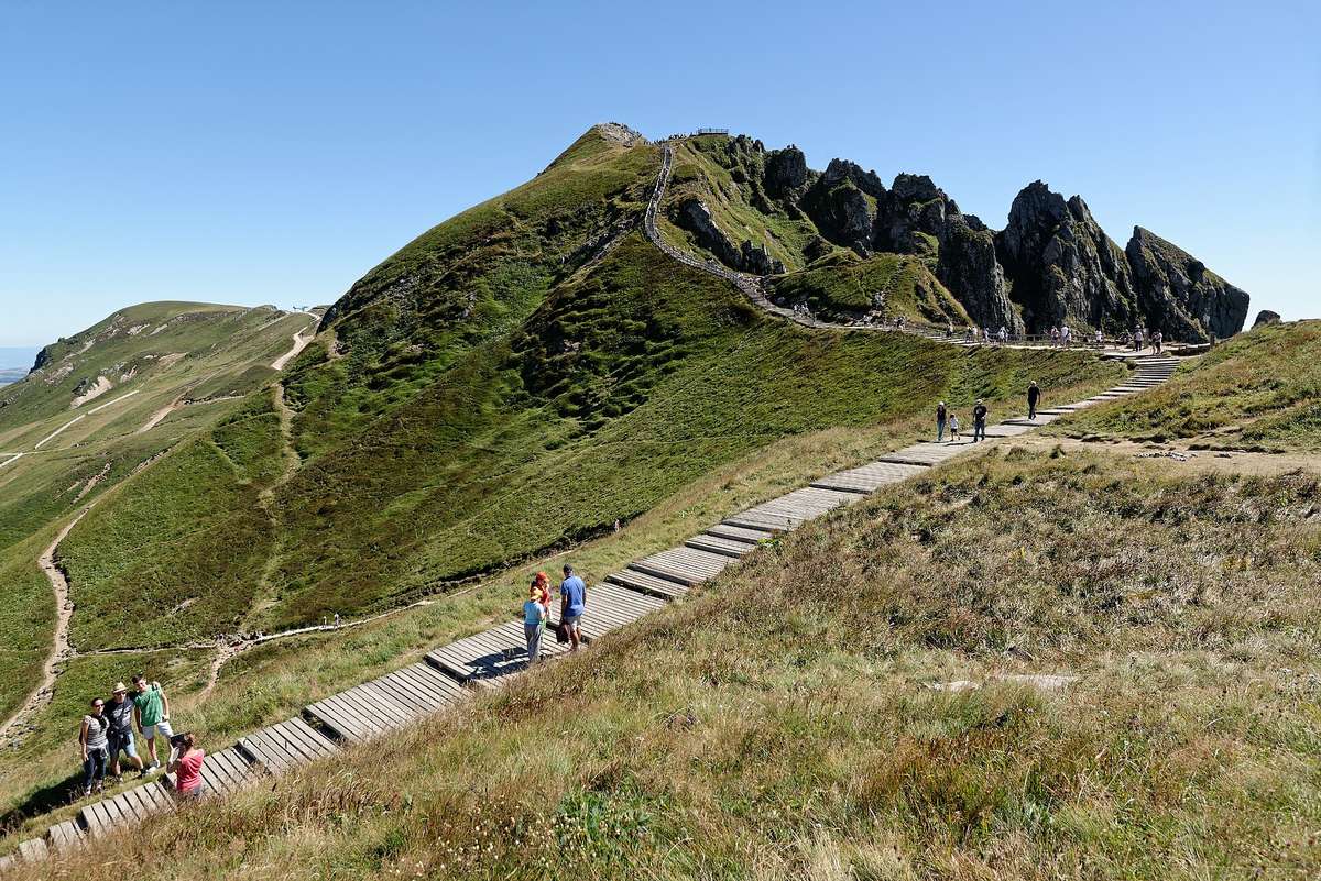 Le sentier aménagé de marches qui monte vers le sommet du puy de Sancy