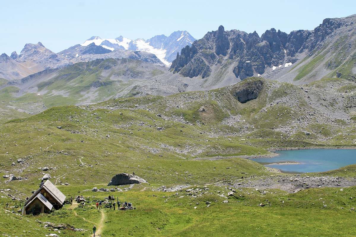 Le refuge des Lacs Merlet et le lac Merlet inférieur, avec les Glaciers de la Vanoise au fond