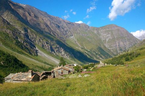 Les maisons de pierre du hameau d'Avérole dans le vallon