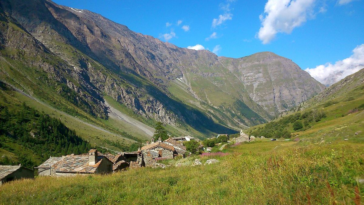 Les maisons de pierre du hameau d'Avérole dans le vallon