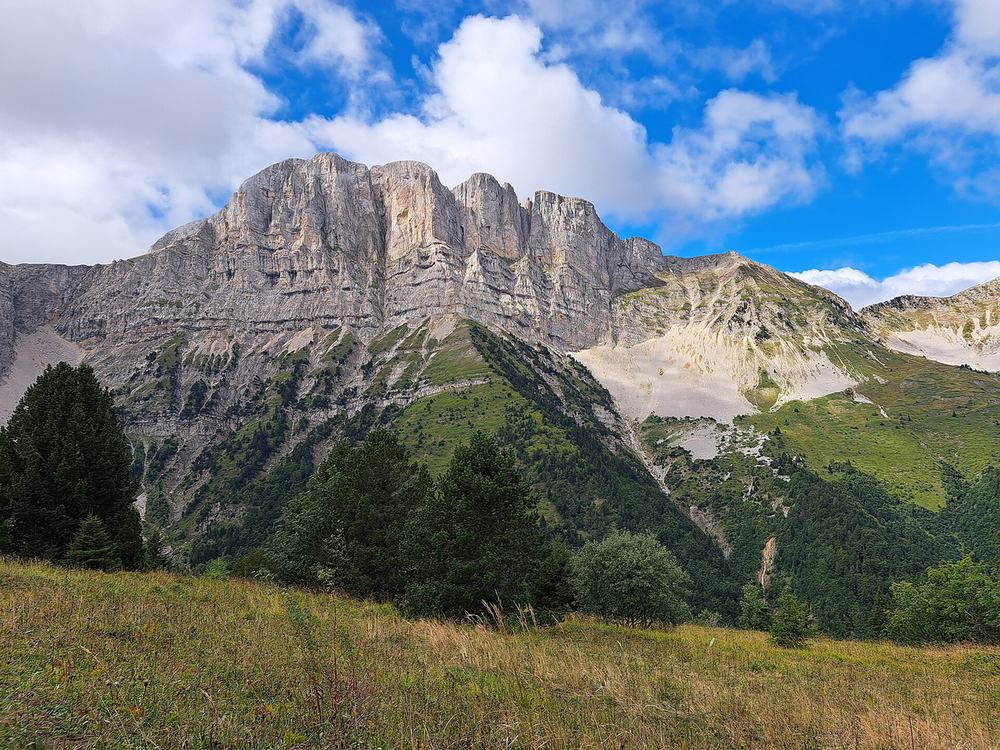 Le Grand Veymont et sa falaise est vus depuis la crête du Brisou
