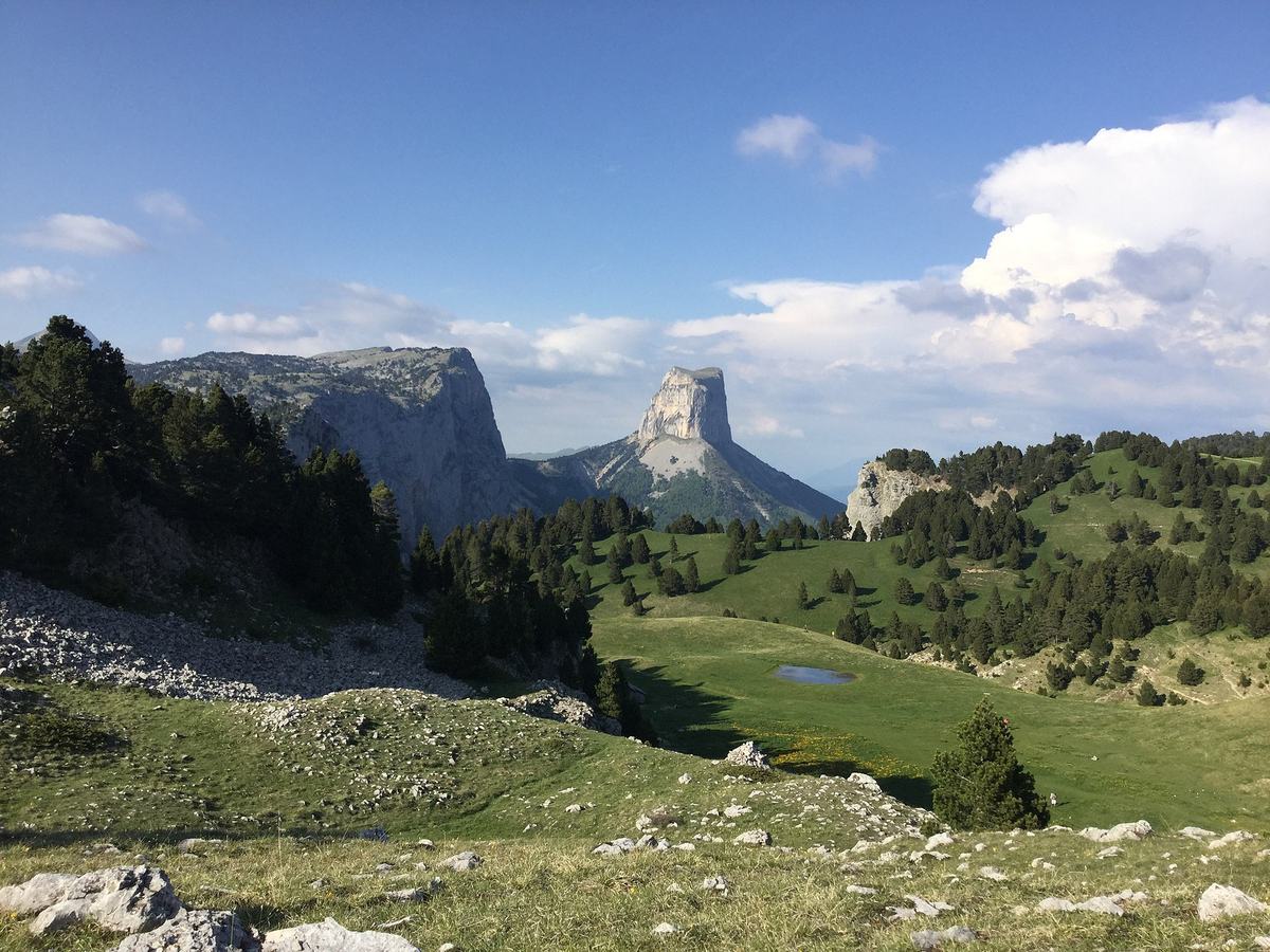 Le Mont Aiguille vu des plateaux du Vercors