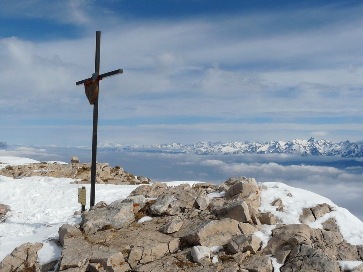 La croix du pic Saint-Michel au-dessus d'une mer de nuages