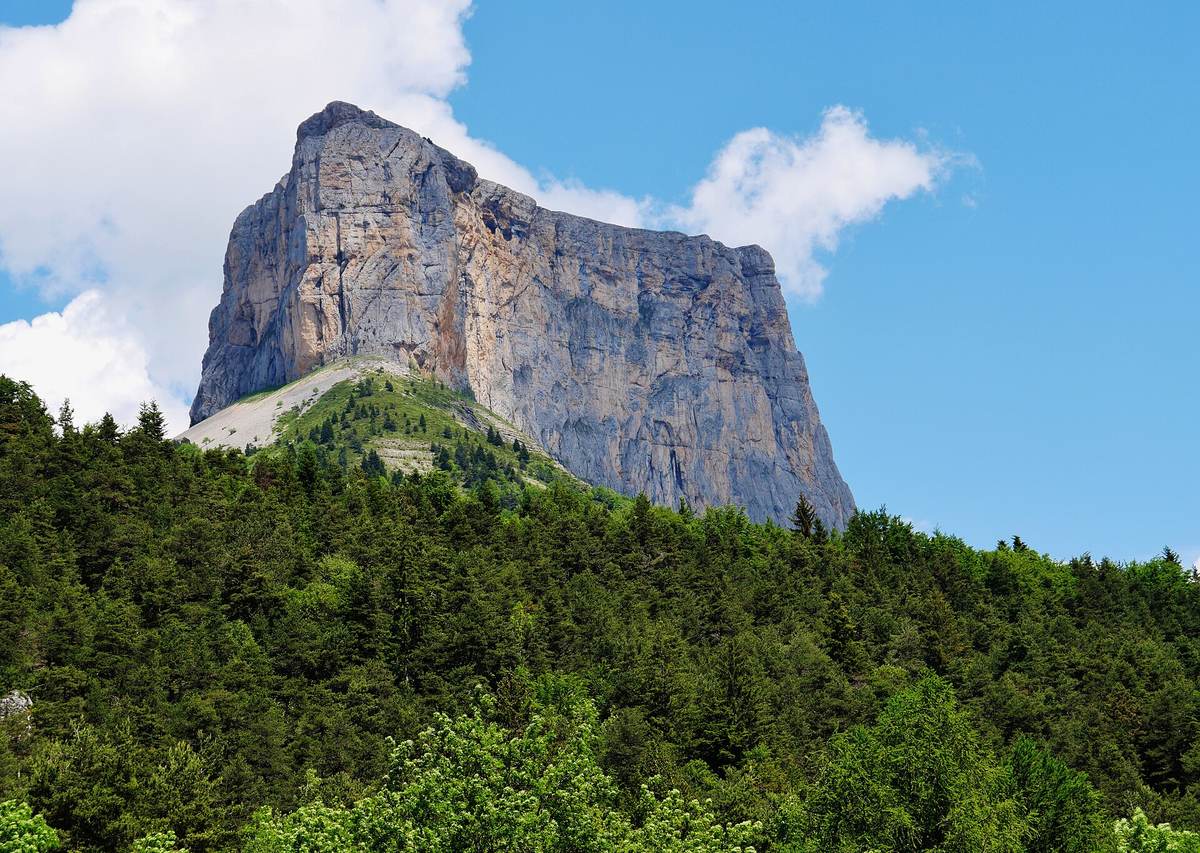 Le Mont Aiguille et ses parois verticales au-dessus de la forêt