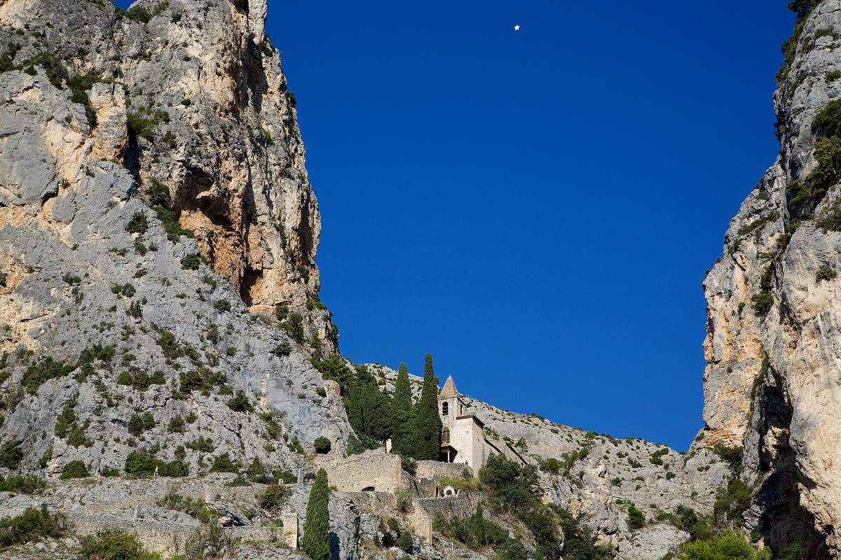 La chapelle Notre-Dame de Beauvoir accrochée entre les deux falaises au-dessus de Moustiers