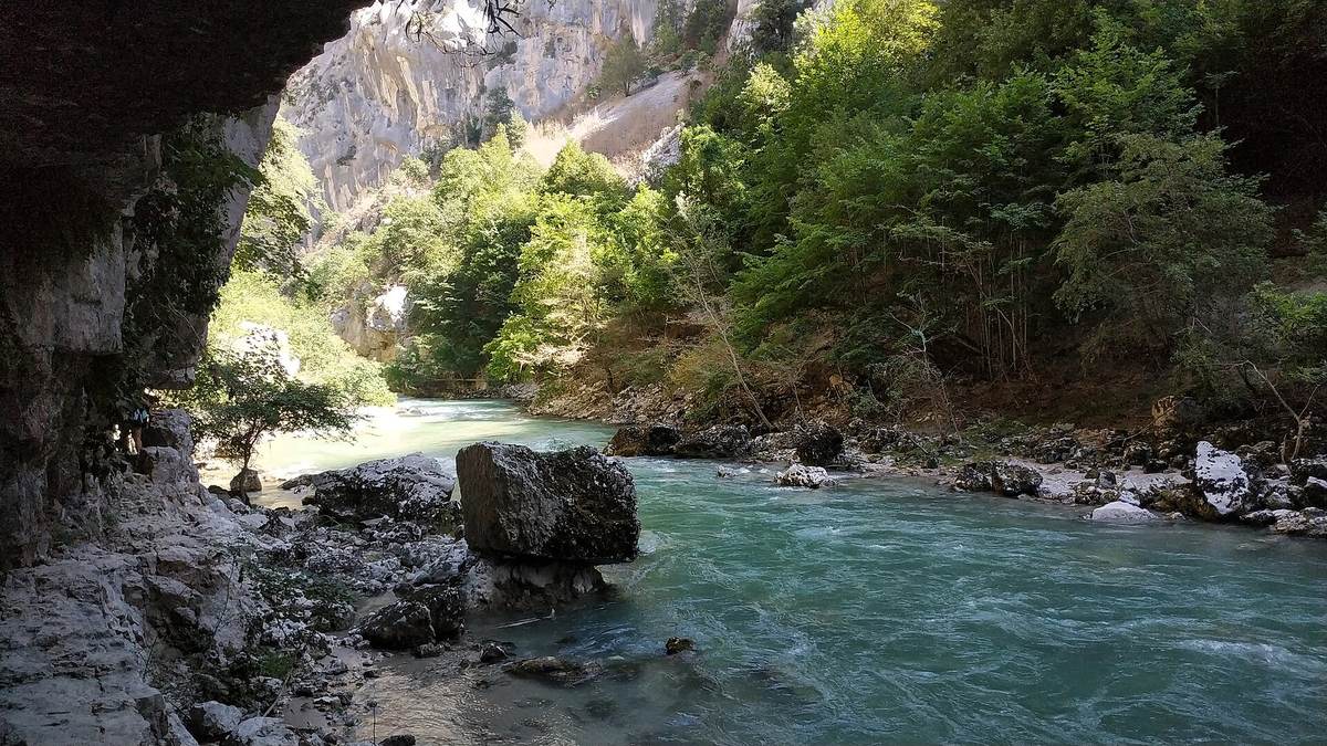 Le Verdon au fond des gorges sur le sentier de l'Imbut