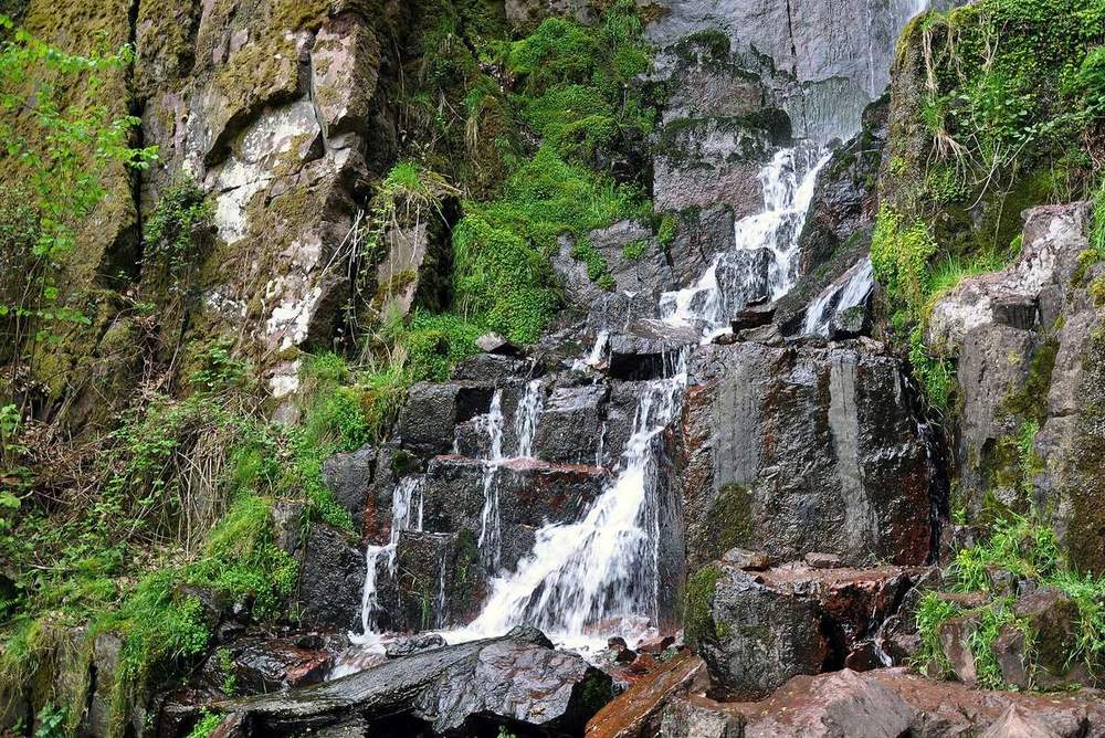 La cascade du Nideck tombant sur les rochers, dans les Vosges