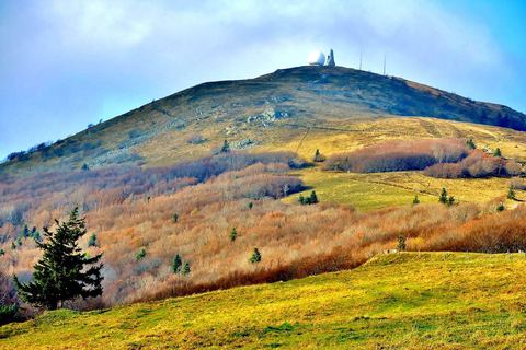 Le sommet du Grand Ballon et son radar, vus du côté est en automne