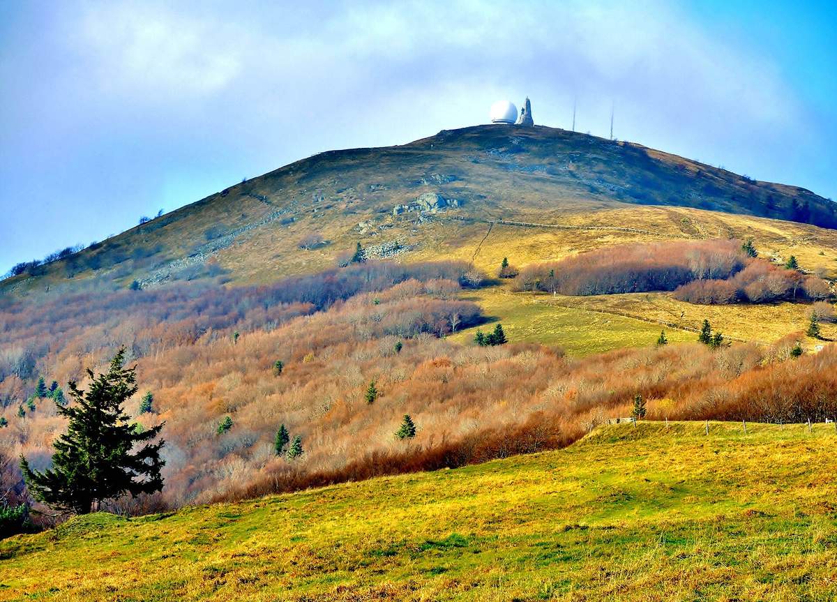 Le sommet du Grand Ballon et son radar, vus du côté est en automne