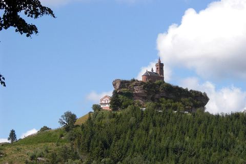 Le rocher de Dabo coiffé de sa chapelle, au-dessus de la forêt