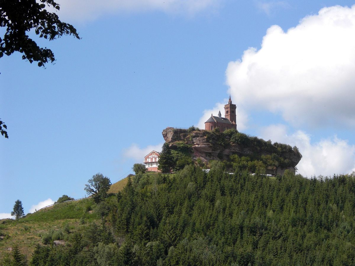 Le rocher de Dabo coiffé de sa chapelle, au-dessus de la forêt